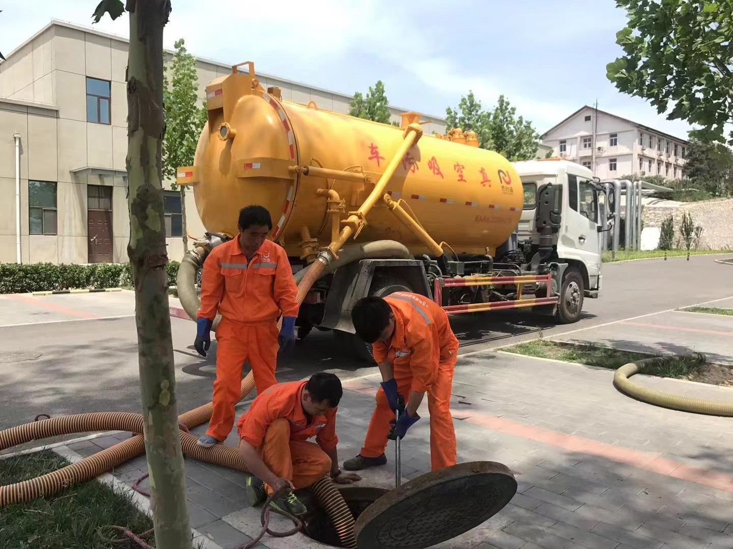 郧阳管道疏通车停在窨井附近