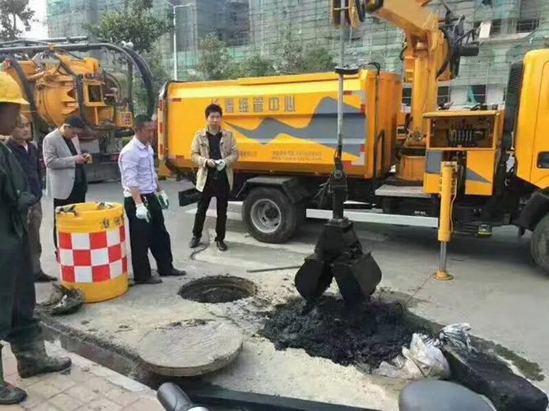 郧阳街道：网格员化身“清道夫”，为民解忧疏通“堵心”化粪池