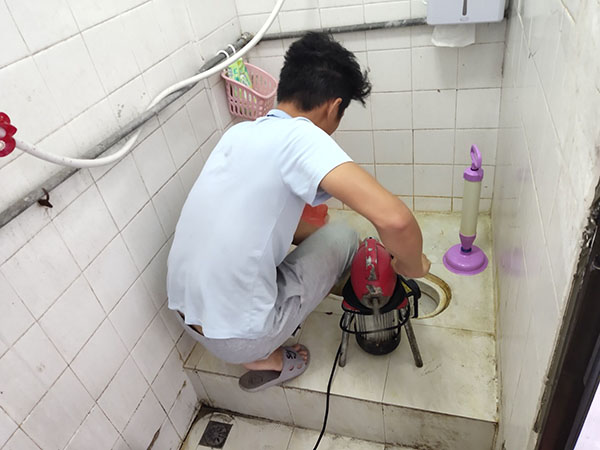 郧阳肥皂掉到马桶里把马桶堵住了怎么办？马桶堵住了怎么办
